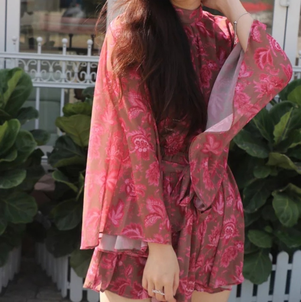 🆕️Just In! Bell Flare Sleeves Playsuit Romper - Picture 2 of 3
